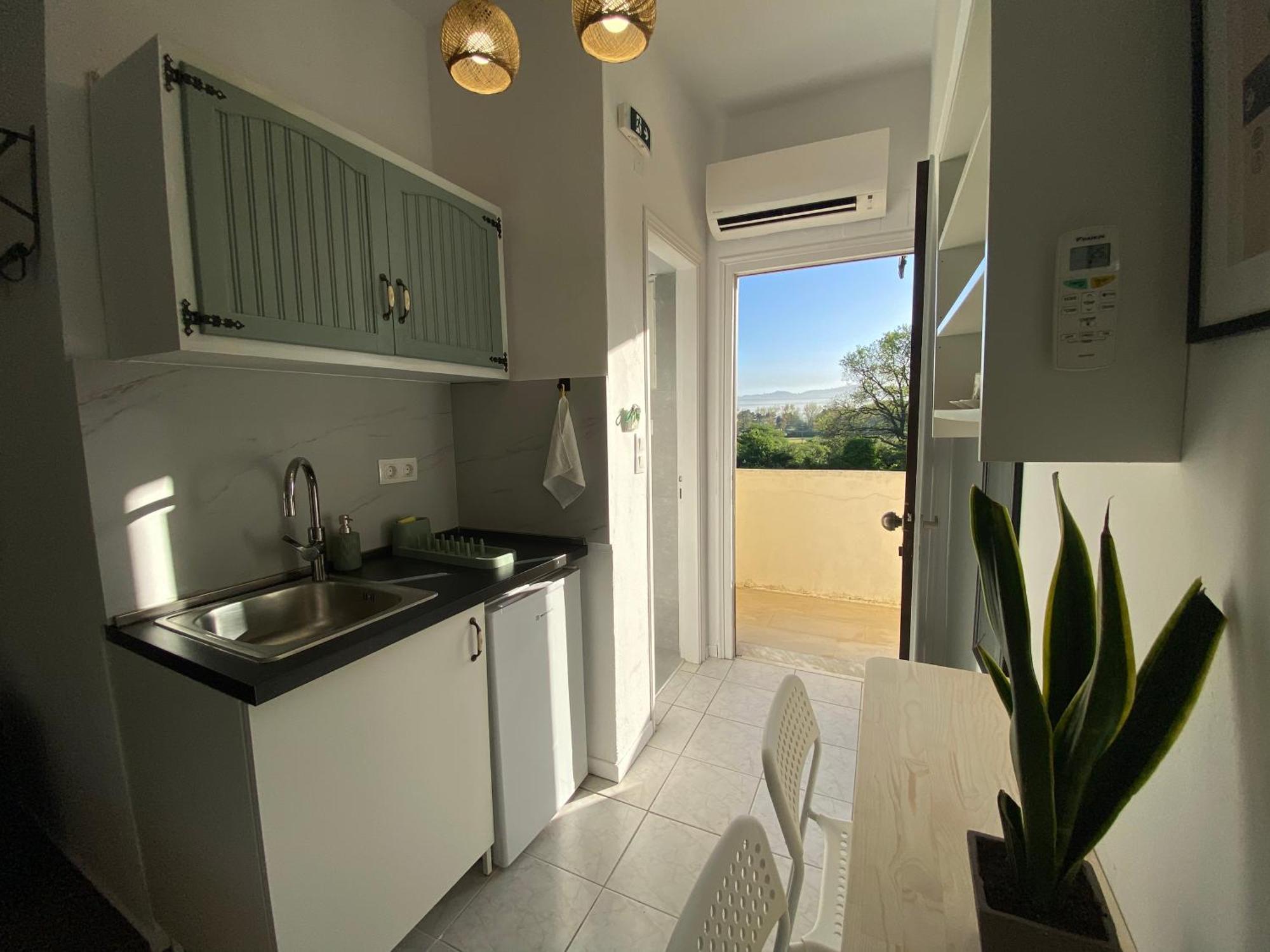 Olive ,balcony With Mountain View, Kitchenette, 1km To ,by Likeyourhome Appartement Ermones